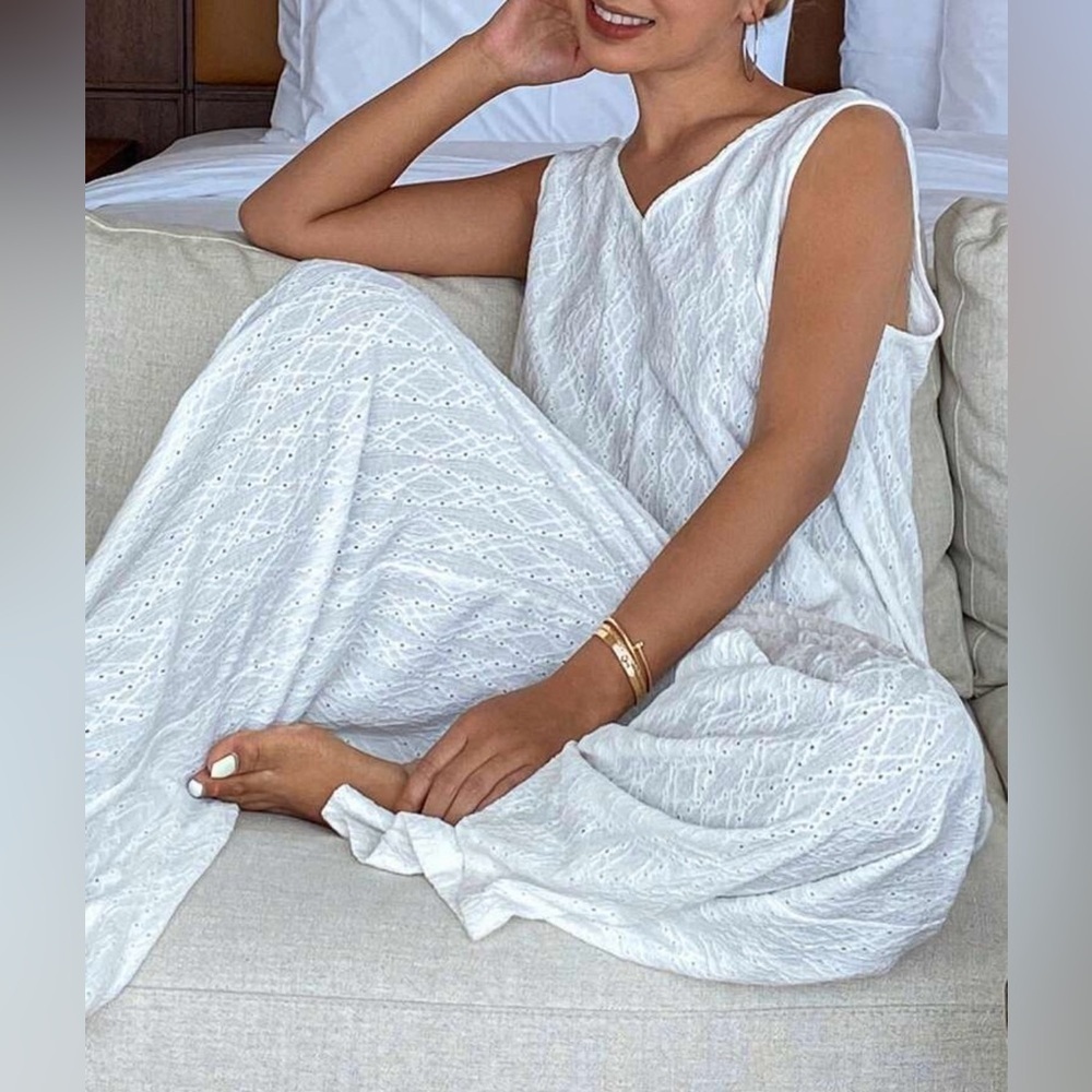 Chic White Sleeveless Jumpsuit with Delicate Details